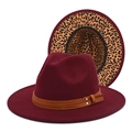 Dettaglio del cappello fedora bordeaux con cinturino in pelle e tesa interna leopardata - Borgogna / M(56-58cm)