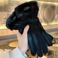 Quilted black winter gloves with faux fur trim and adjustable elastic windproof cuffs - One Size / Black Quilted
