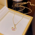 Detailansicht der 18K Gold-Hasenkette mit rosa Stein in einer edlen Schmuckschatulle - Mond-Hasen-Stil (X125) / Gold