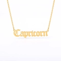 Vista macro detallada de un collar Capricornio dorado con colgante de estilo gótico - Capricornio (Oro)