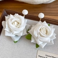 Vue détaillée de boucles d'oreilles roses en soie blanche avec feuilles vertes - Blanc
