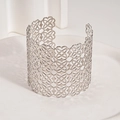 Dettaglio del bracciale rigido argento con trama a cuori traforati e finitura lucida - Argento a Scomparsa