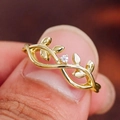 Minimalistische gouden ring met bladmotief en een enkele fonkelende zirkoniasteen - US 7 / Gouden Kleur