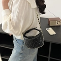 Mini sac bandoulière noir matelassé avec chaîne dorée porté par un mannequin - Noir