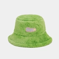 Détail d'un chapeau bob en peluche verte avec broderie Happy et patch étoile bleue - M (56-58cm) / Vert