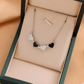 Collier trèfle argenté avec émail noir et zircons présenté dans son écrin vert élégant - 9218-Argent