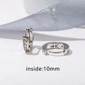 Detailansicht der silbernen Creolen mit Zirkonia und 10mm Innendurchmesser-Etikett - Reihe Zirkonia / Innendurchmesser 10mm / Weißgold