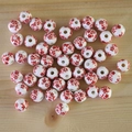 Detaillierte Makroaufnahme weißer Keramikperlen mit roten Blumenmustern für DIY-Schmuck - 8mm / Nr. 35-Rot Weiß Floral