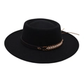 Détail d'un chapeau de feutre noir avec ruban en cuir tressé et rivet losange doré - Noir