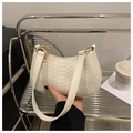 Gros plan du sac baguette blanc à motif crocodile avec anneaux en métal doré élégants - Blanc