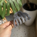 Detailansicht der grauen minimalistischen Kürbis-Haarklammer, in der Hand gehalten - Mittel(ca. 7cm) / Hell Silbergrau