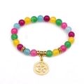 Dettaglio del bracciale con perline colorate, ciondolo simbolo Om dorato e accenti - Agata Multicolore Chiara + Om