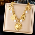Collana sole in acciaio inossidabile dorato con perle su supporto in pelle beige - Stile Multi-Ciondolo Dorato (N3455)