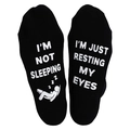 Calcetines antideslizantes negros con letras blancas 'I'M JUST RESTING MY EYES' abajo - Estilo Personaje