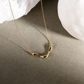Minimalistische 925 zilveren V-halsketting met vloeiende golf hanger in goudkleur - 925 zilver / Goud