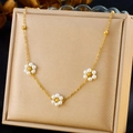 Handgefertigte goldene Perlenkette mit Blumenperlen auf einer Schmuckschatulle - Perlen Blumen Halskette (N3123)