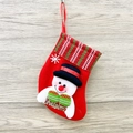 Calza di Natale rossa in feltro con pupazzo di neve 3D e fiocco verde su legno chiaro - Calza Piccola con Targhetta (Pupazzo di Neve)