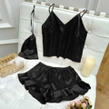 Ensemble de détente 3 pièces en satin noir avec caraco et short à volants en fini soyeux - Noir Ensemble 3 Pièces (Avec Sac de Rangement)