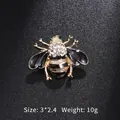 Λήψη macro από χρυσή καρφίτσα μέλισσα με μαύρο σμάλτο, λευκά κρύσταλλα και πράσινα μάτια - Μέλισσα