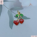 Détail du pendentif cerise en forme de cœur rouge avec feuilles vertes et dimensions 13x16,3 mm - Cerise à Paillettes Rouges