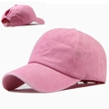Detail van roze katoenen honkbalpet met paardenstaartgat en metalen gesp sluiting - Verstelbaar / Roze