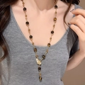 Collier en perles d'oeil de tigre avec un pendentif feuille dorée sur un mannequin - 5# Collier-Or-Marron-Style Pendentif Feuille