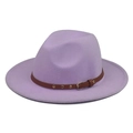 Détail de chapeau fedora en laine lavande avec ceinture en cuir marron et boucle dorée - Mauve Clair