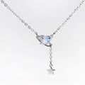 Detalle macro del collar planeta corazón plateado con piedra irisada y colgante estrella - Platino