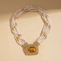 Dettaglio collana multifilo di perle con gemma ambra e pendente in strass scintillanti - Collana di Perle Multistrato Oro