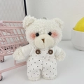 Detalle del lindo oso de peluche en overol de lunares con suave pelaje blanco - Lunares Negros Pequeños