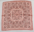 Foulard carré rose corail élégant avec motifs paisley et fleurs blanches chic - Paisley Rose