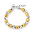 Vue détaillée du bracelet à billes bicolores avec fermoir mousqueton et pendentif cœur - Color Block