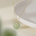 Collier minimaliste en jade Hetian avec pendentif vert clair et fine chaîne dorée - Vert