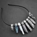 Cerchietto fatto a mano con cristalli naturali grezzi e corone di quarzo avvolte - Labradorite Grigia Filo Nero Cerchietto Nero