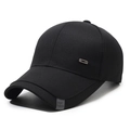 Minimalistische schwarze Baumwoll-Baseballkappe für Herren mit Sport-Tag und Metallakzent - Einheitsgröße(Einstellbar) / Schwarz