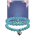 Detalle de pulseras de cuentas turquesas con colgante de corazón en tarjeta regalo - Conjunto Turquesa