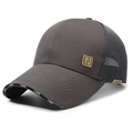 Cappellino trucker marrone scuro con mesh traspirante e placca metallica dorata - Regolabile / Grigio