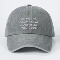 Berretto da baseball in denim grigio lavato con ricamo YOU NEED TO CALM DOWN - Grigio Lavato