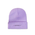 Détail du bonnet en tricot lilas avec broderie cursive Freedom noire sur le revers - M (56-58cm) / Mauve Clair