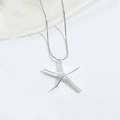 Collana minimalista con pendente a stella marina argento lucido su uno sfondo bianco - Ciondolo Stella Marina Argento Con Catena a Serpente