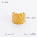 18K vergoldeter Edelstahlring in breiter Form mit Hammerschlag-Optik und unregelmäßigem Design - Mittelfreiter Hammerschlag-Stil (JZ21218)