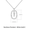 Ciondolo in argento 925 finitura oro bianco con bordo in pavé e ciondolo lettera V - Stile Lettera V con Cornice Ovale Incastonata di Strass / 40-50cm Regolabile / Oro bianco