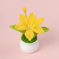 Détail d'une fleur jaune au crochet faite main en pot de céramique blanc et feuilles - Jaune Foncé