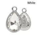 Pendente a goccia d'argento con zircone bianco e dettaglio floreale sul retro - 7x10mm / Bianco