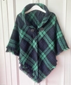 Poncho à carreaux vert et noir avec boucle à bascule en cuir et bords à franges - Vert Foncé