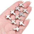 Detail van zilveren CCB kruis kralen met glad oppervlak en gat onderaan voor DIY - Lang Kruis 12x16mm (10 stuks/pak)