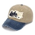 Dettaglio del cappello vintage in cotone lavato con ricamo Athlete e bordi logori - Corona cachi Tesa Blu Navy