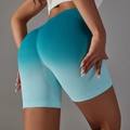 Naadloze yoga short met hoge taille in blauwgroen verloop en perzik lift effect - S / Blauw Wit