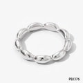 Detailansicht eines silbernen Edelstahlrings mit modernem ovalen Perlendesign auf weißem Grund - US 9 / Silber (PBJ376)