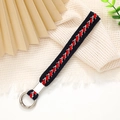 Gros plan de la sangle noire tissée main avec motifs rouge et blanc et anneau argent - Largeur 12mm / Rouge & Noir